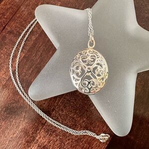 Sterling silver open filigree oval pendant, 18in chain